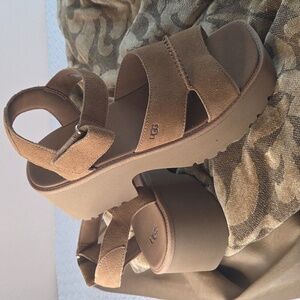 UGG Women's Taupe Suede Platform Sandals Light Weight Sz10